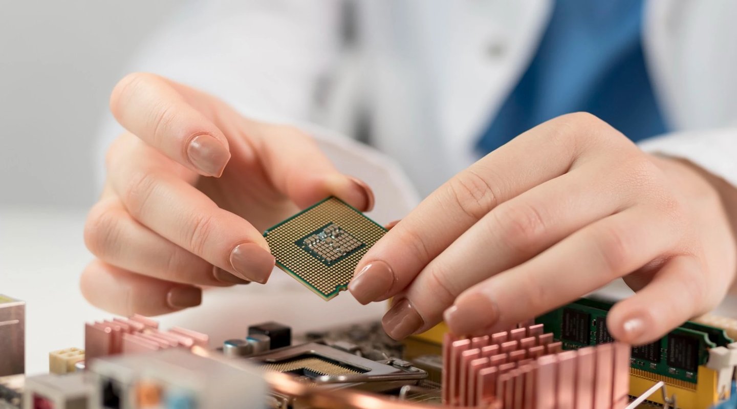 Fine-pitch semiconductor package handling