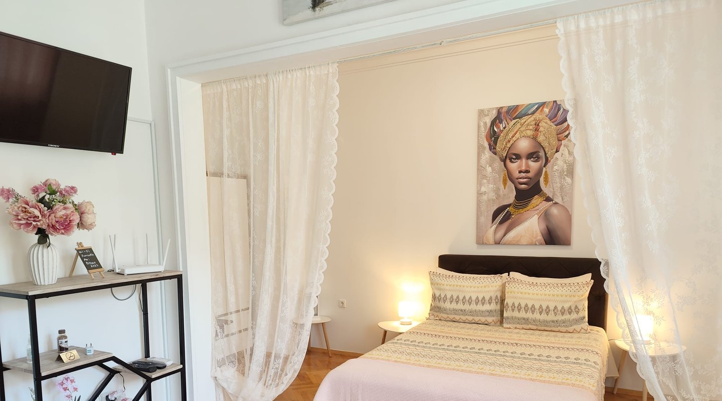 alt="Romantic Bijoux elegant suite with stylish furnishings and comfortable bed"