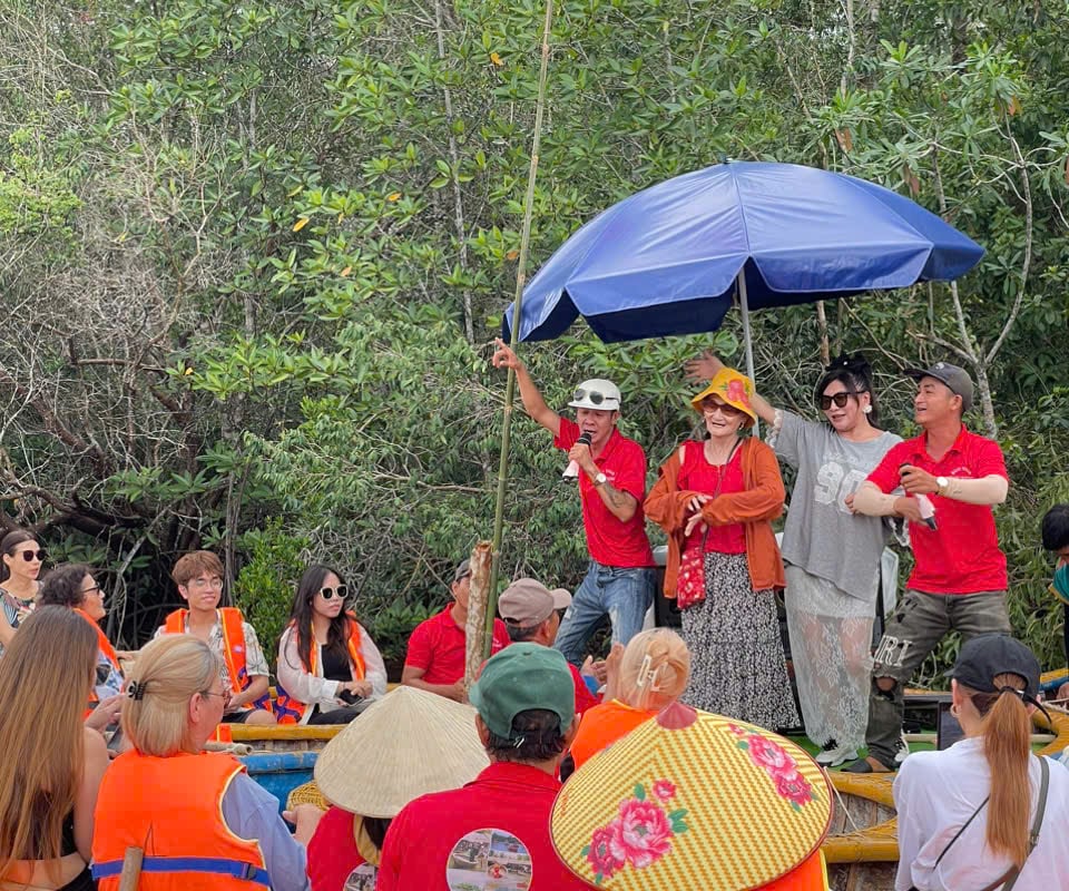 giao lưu văn nghệ cùng người lái thuyền thúng trên sông Cửa Cạn Phú Quốc