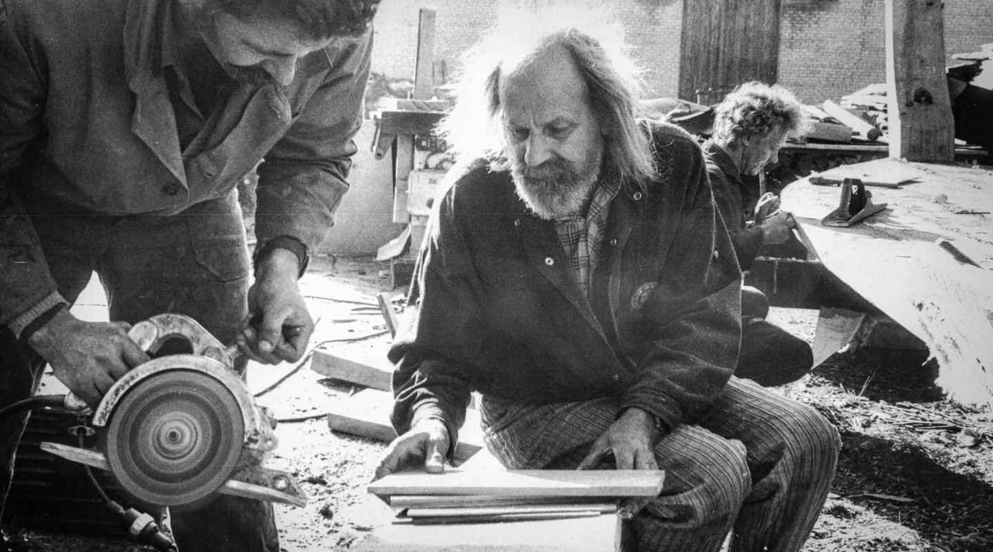 Eduardas Jonušas stato kurėną "Kuršis"