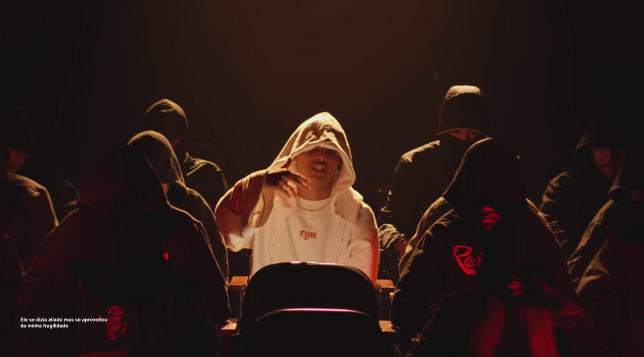 Jotapê no clipe Genki Dama com visual inspirado em anime