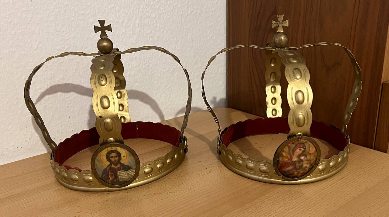 Стародавні українські вінчальні вінці, що служать далі у нашій громаді м. Штутгарт