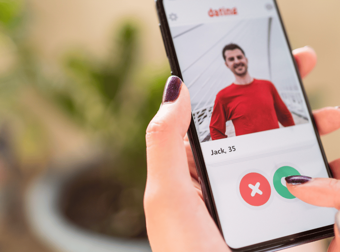 Mulher Buscando em Aplicativos de Relacionamentos um parceiro em comum