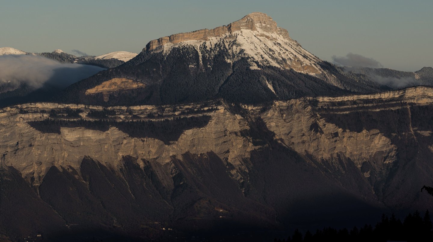 Le levé de soleil chauffe les contreforts de Chartreuse. La vallée du Grésivaudan reste dans l'ombre