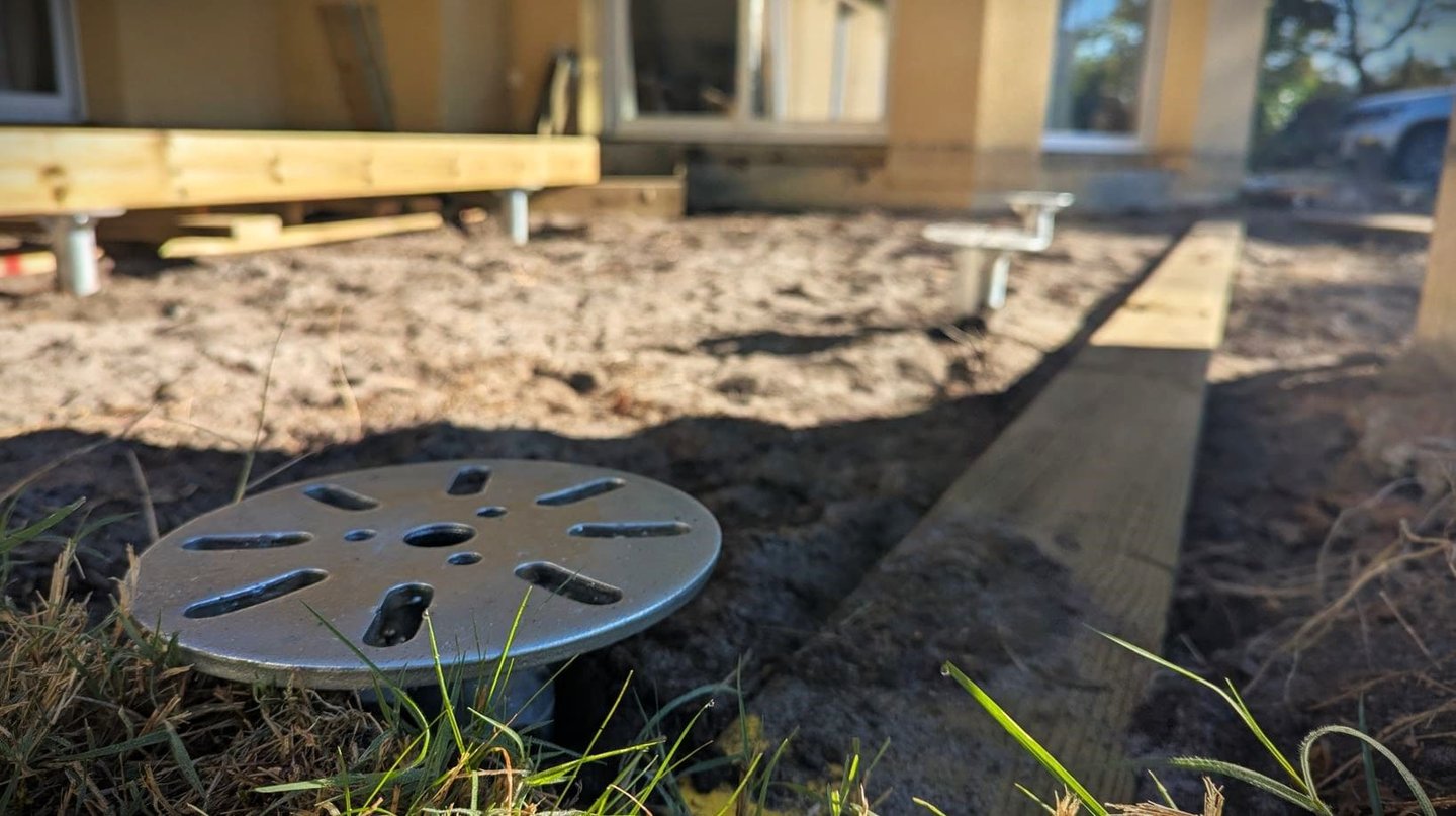 Vis de fondation dans le sable pour une terrasse.