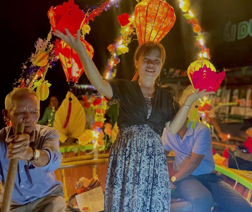 Du khách thả hoa đăng trên thuyền thúng