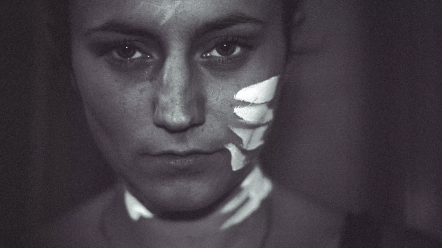 Portrait artistique femme noir et blanc par Carine Lebrun Photographe