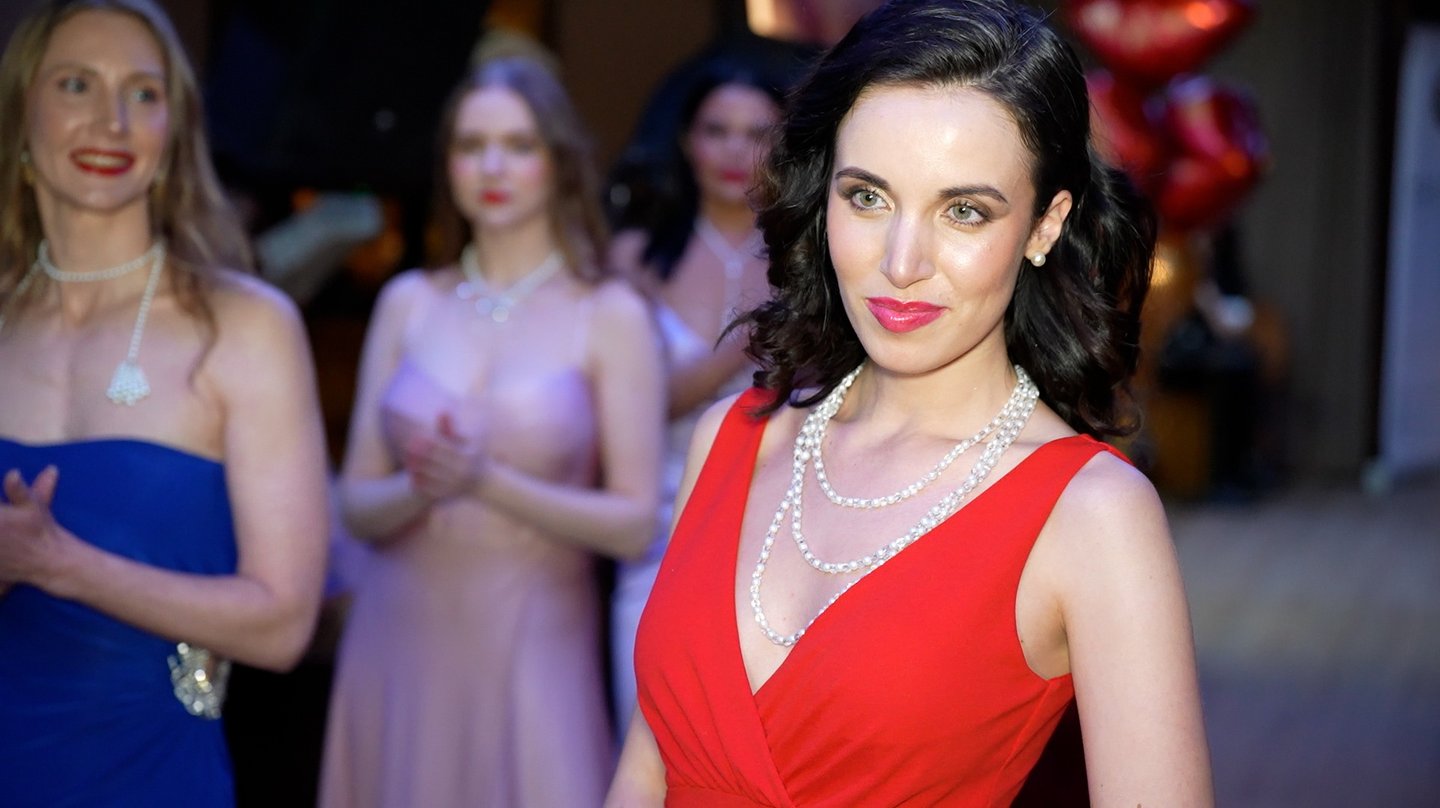 Elisabet Vasylenko celebra la fuerza femenina en Red Lips Day con una colección de elegancia nocturn