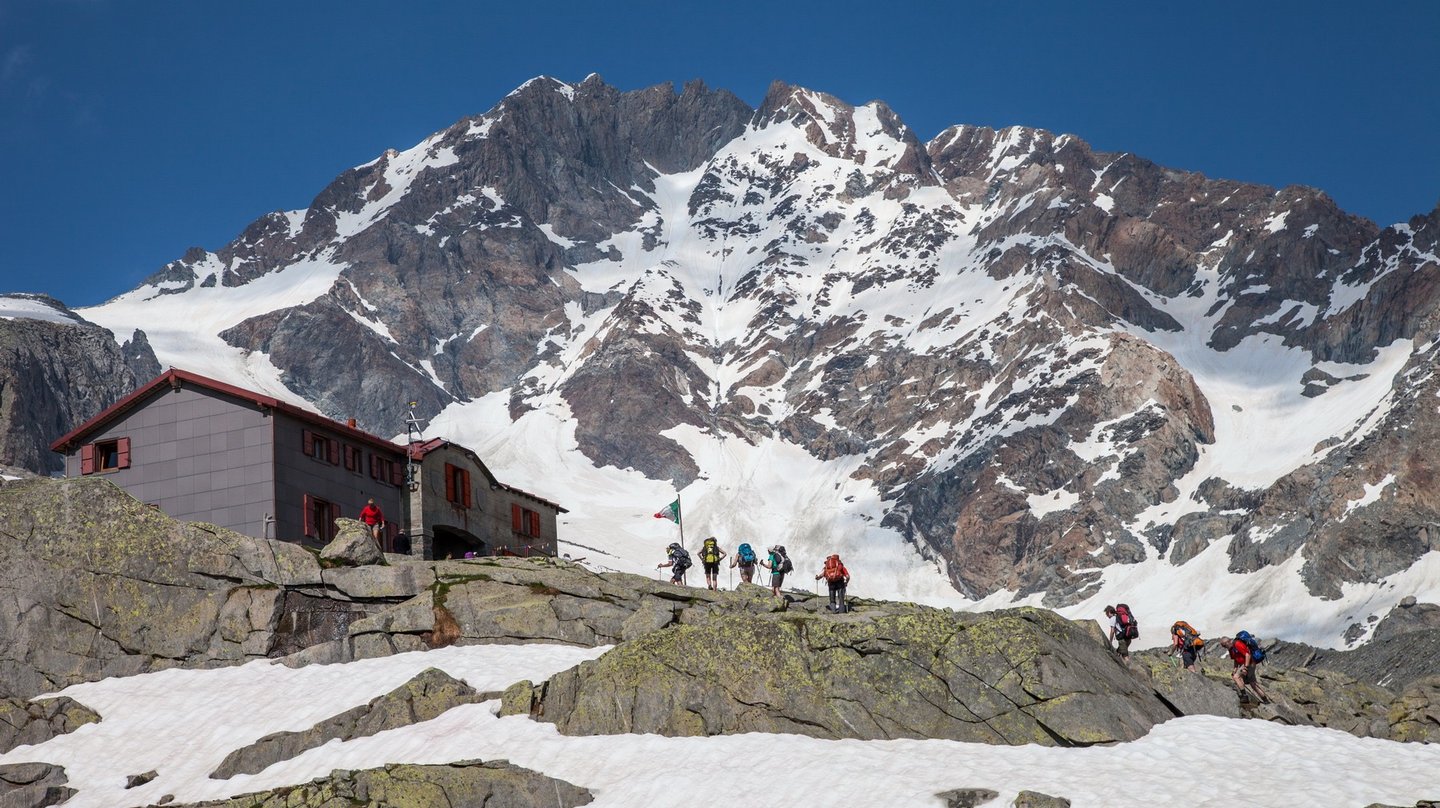 Rifugio Ponti with Monte Disgrazia in the background. Foto R. Ganasssa