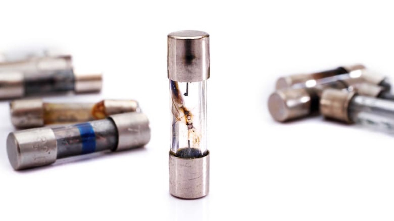 a group of fuses that are sitting on a table