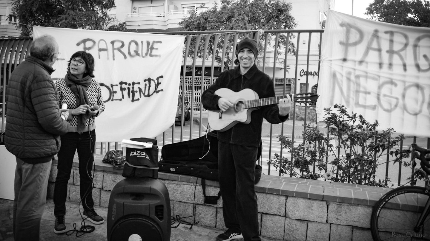 Paco Lomeña en solidaridad con el movimiento vecinal en contra del cierre del Parque del Oeste.