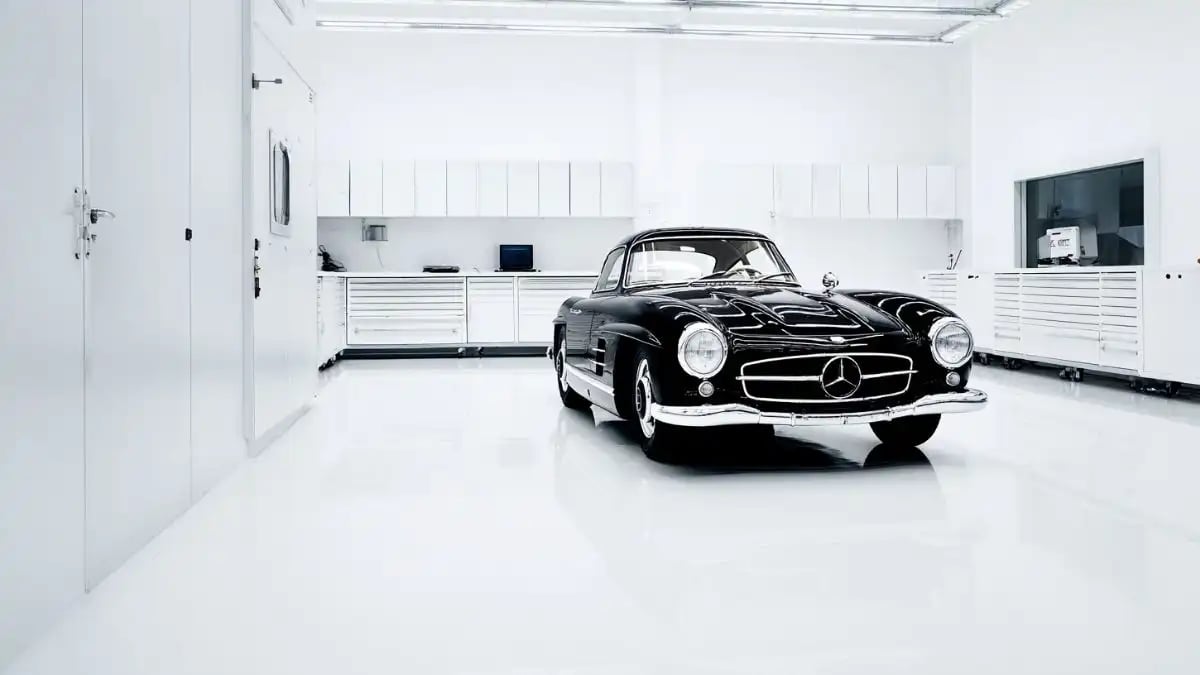 schwarzer Mercedes Oldtimer in heller Werkstatt