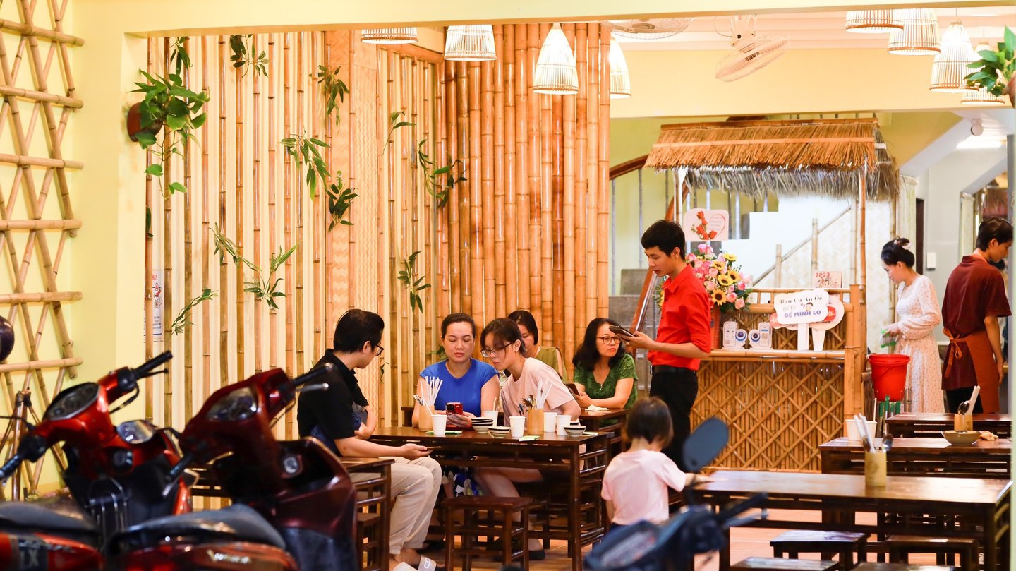 Không gian tre trúc tại quán Ốc Dì Toàn