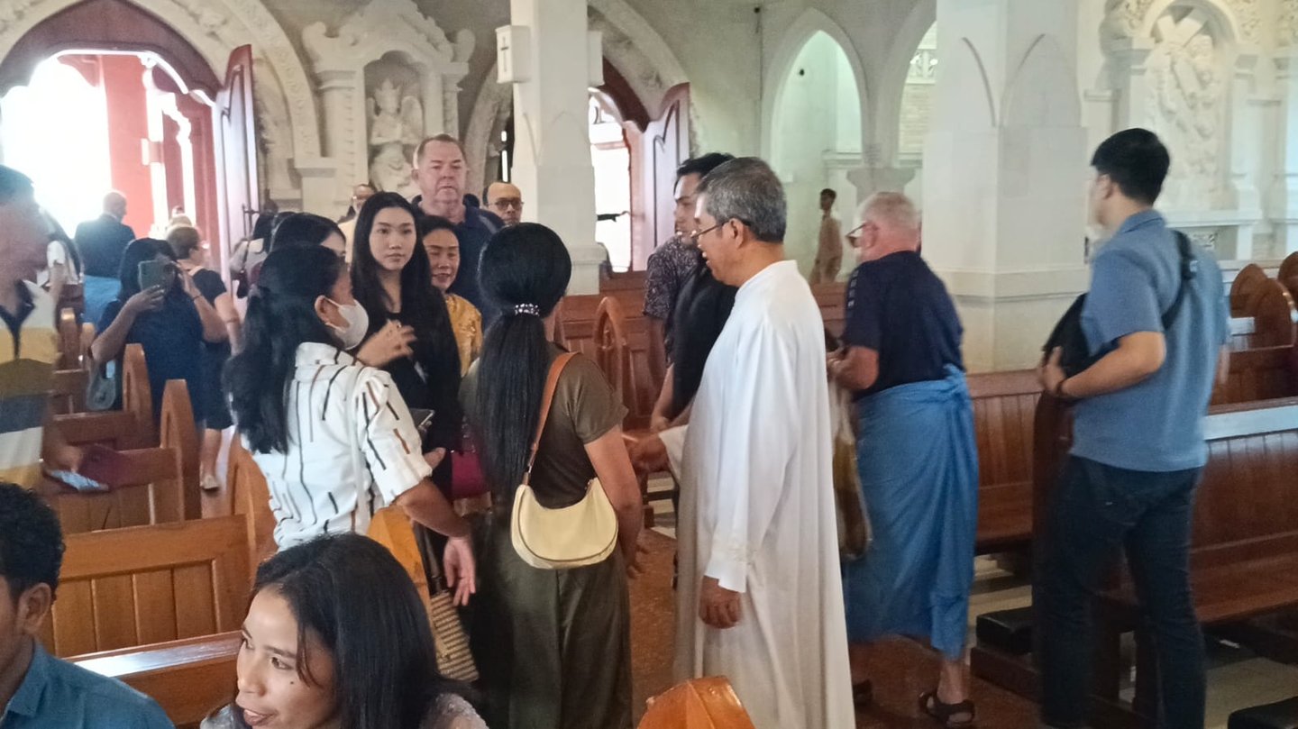 Romo Paskalis Nyoman Widastra, SVD bersama Umat Paroki Katedral Denpasar, Bali