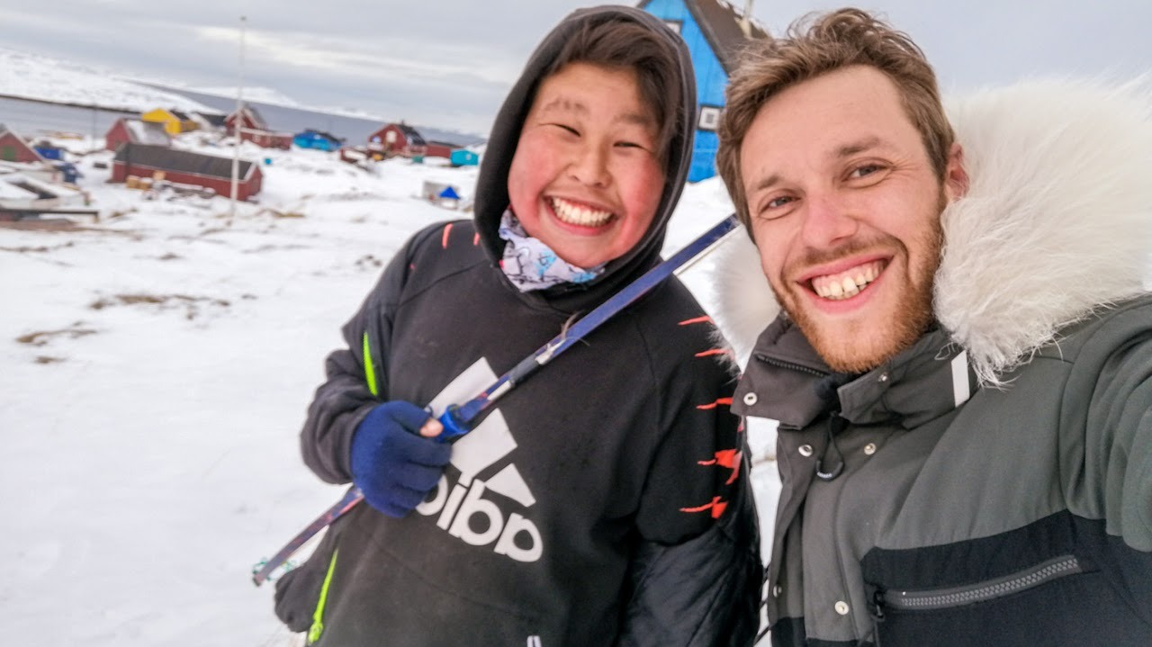 Monsieur Rêve et un jeune garçon du coin prennent un selfie dans un village enneigé du Groenland