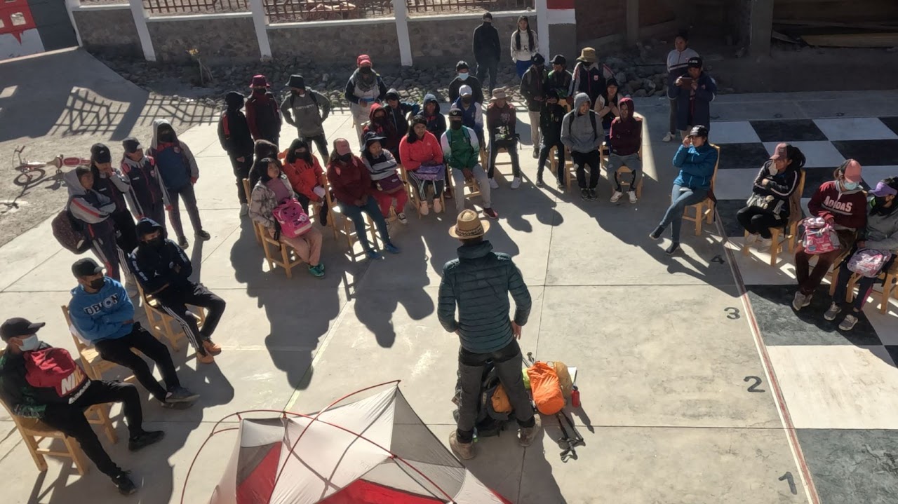 Un groupe de randonneurs écoute Monsieur Rêve lors d'une expédition dans le désert bolivien.