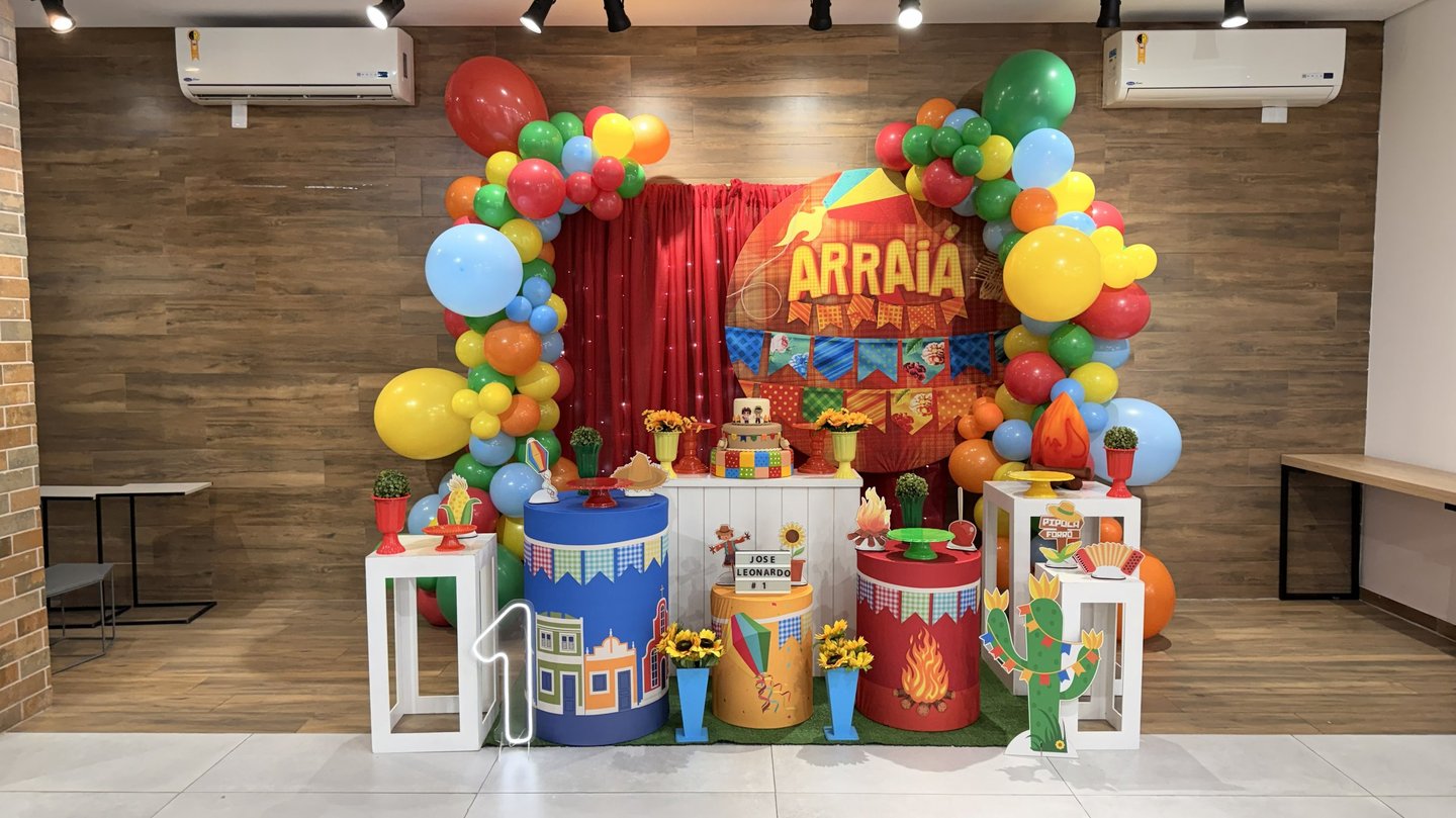 Decoração tema Festa Junina com bandeirinhas, cores e elementos típicos do arraiá