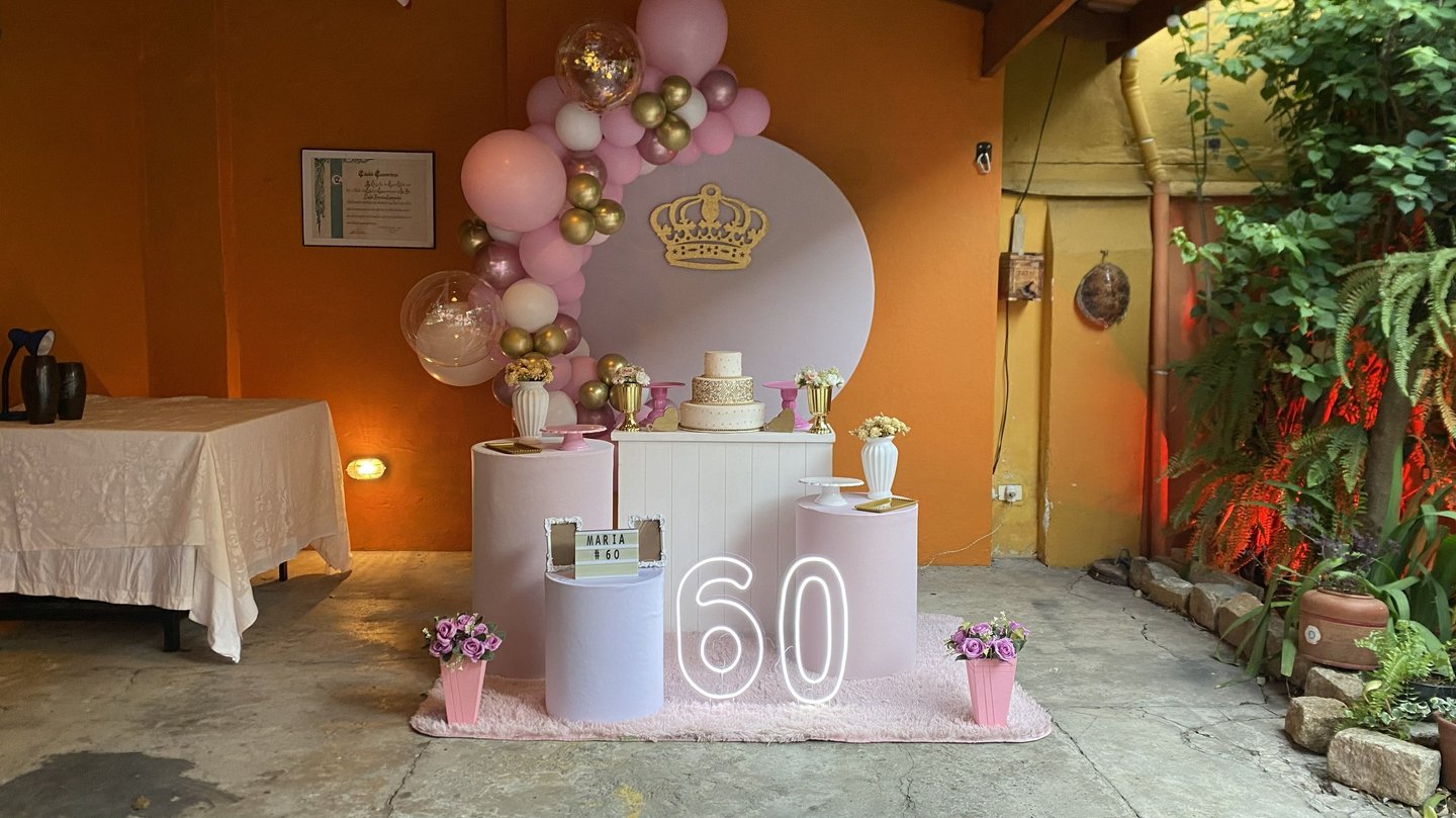 Decoração 60 anos na Freguesia do Ó em rosa, branco e dourado, com arco de balões elegante