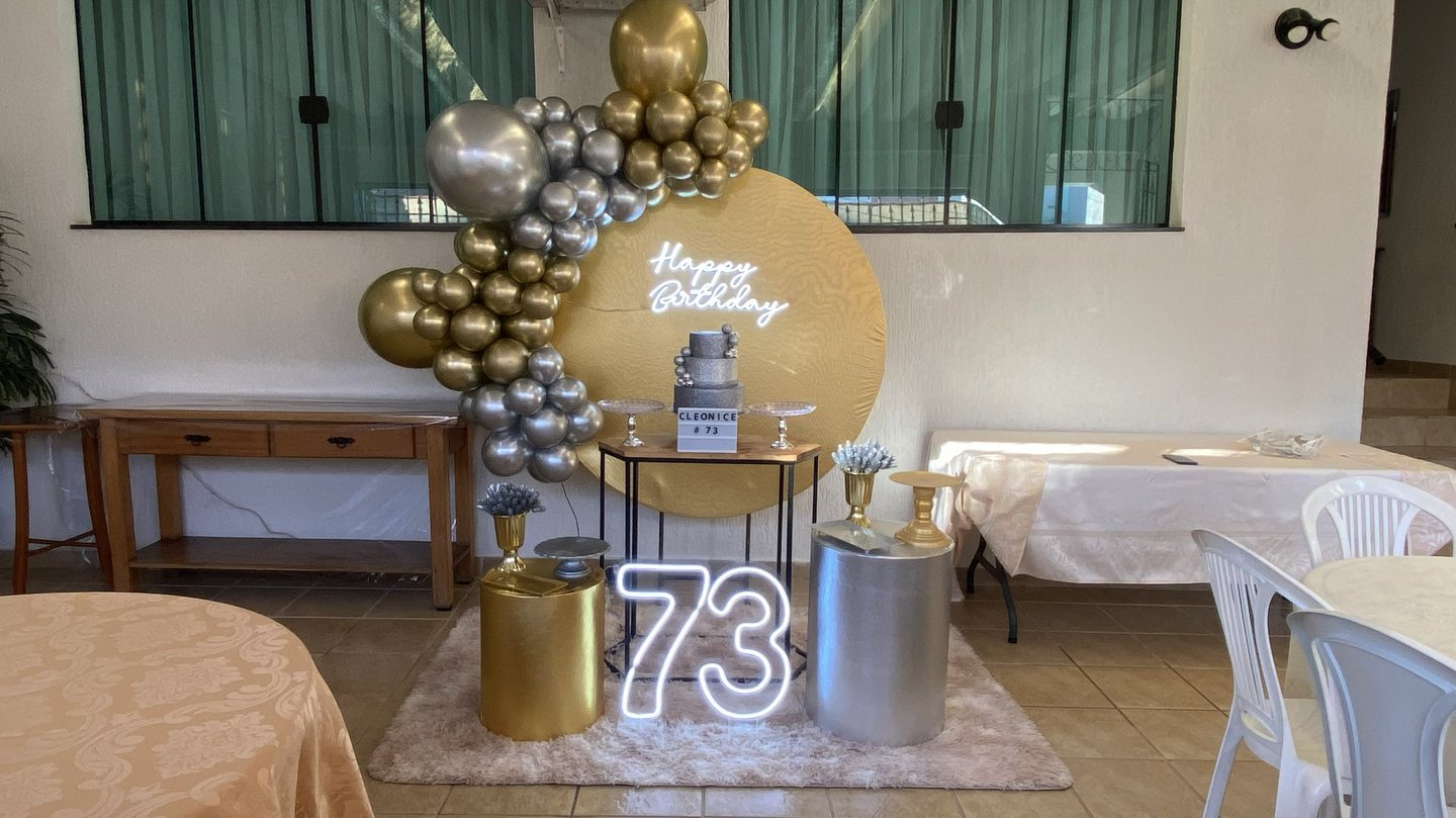 Decoração 70 anos na Freguesia do Ó em prata e dourado, com arco de balões metálicos