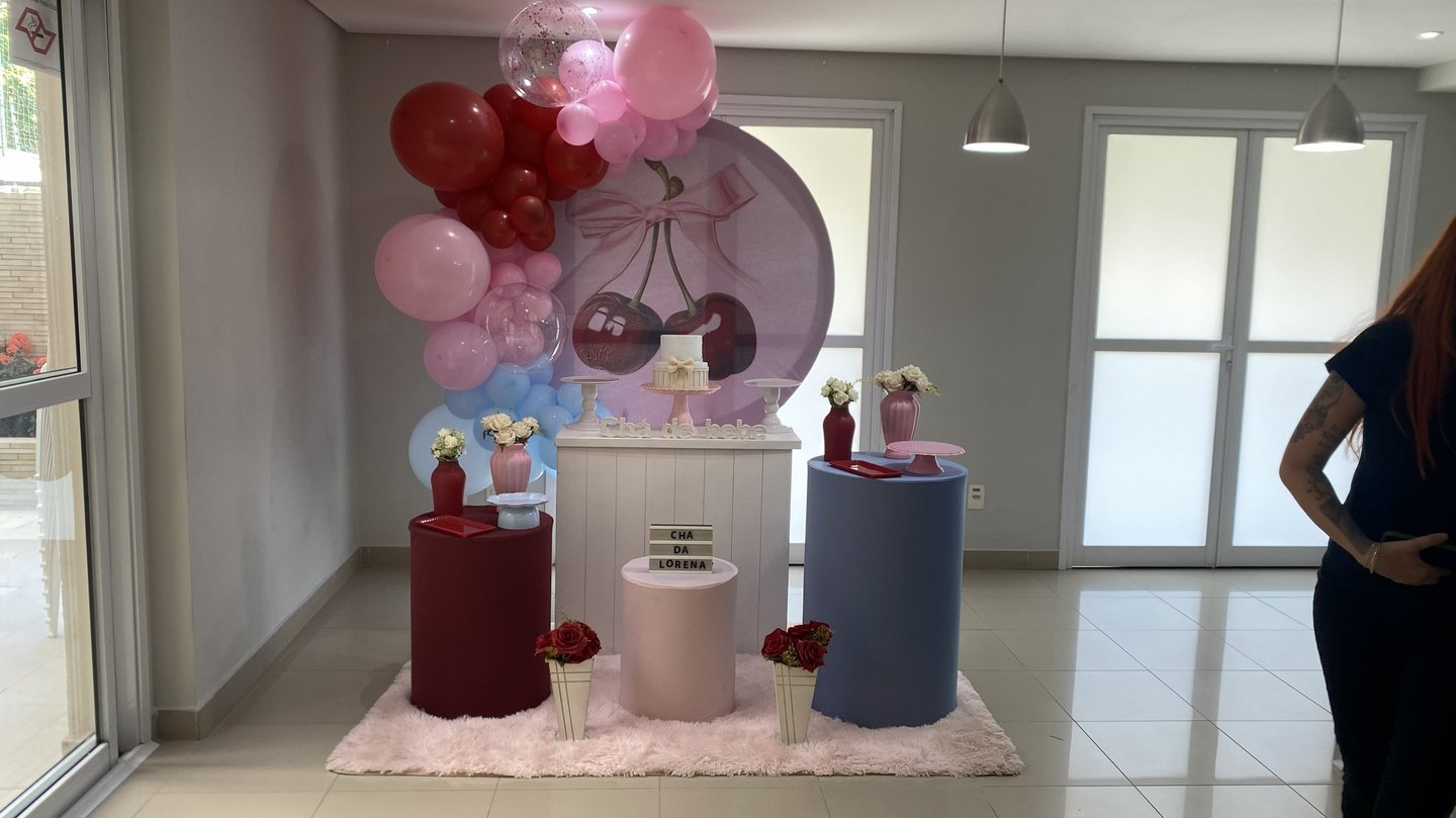 Decoração cerejinhas na Freguesia do Ó com balões e mesa decorada para chá de bebê ou festa infantil
