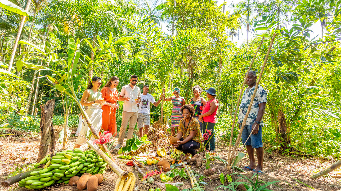 turistas e comunidade do quilombo do campinho em paraty RJ