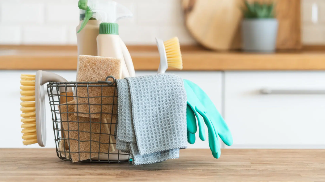 Cesta com produtos naturais de acordo com empresa jovem e sustentável especializada em aromaterapia.