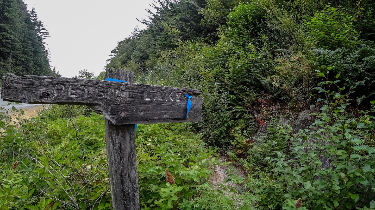 Sign at the start of the Petgill lake trail