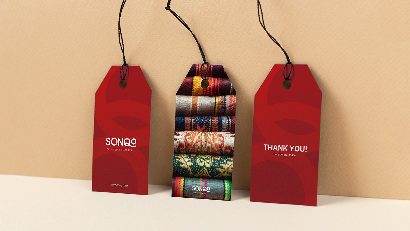 Mockup de etiquetas de ponchos de Sonqo Textilería Ancestral