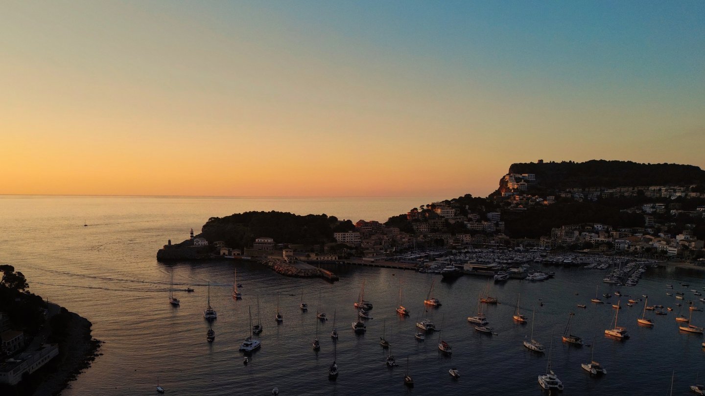 Luftaufnahme Drohnenbild Puerto Soller in Mallorca bei Sonnenuntergang