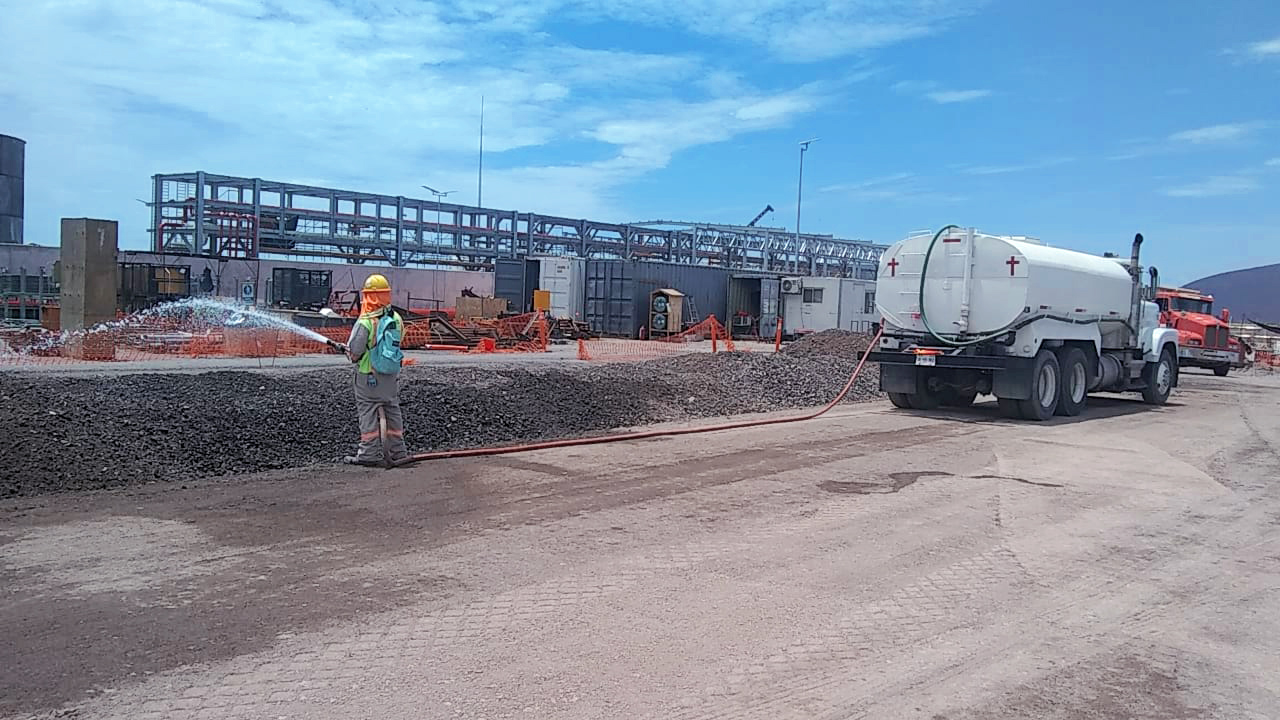 Trabajador de Pipas Rubio utilizando pipa de agua potable