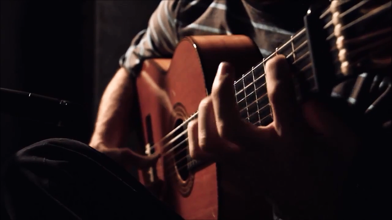 Detalle de las manos de Paco Lomeña en un videoclip de "Barcelona sessions" junto a Xuxa Levy.