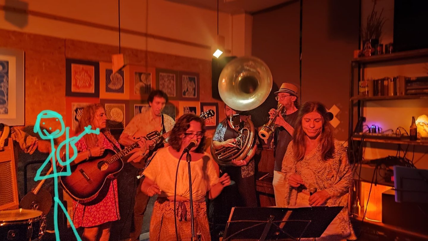 Paco Lomeña con "La Dubiduband" compartiendo entre amigos.