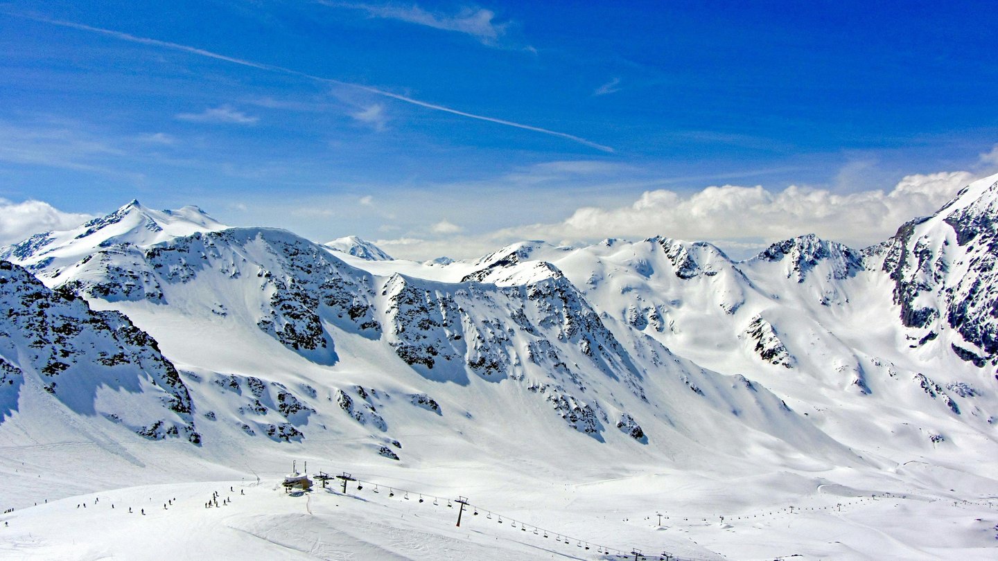 Panoramic ski terrain in the 3 Valleys Ski Area near Val Thorens, French Alps, with snowy peaks and connected slopes.
