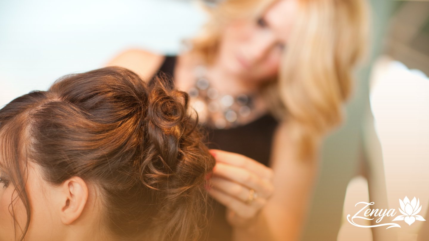 Detalle de estilista profesional realizando un recogido elaborado y elegante para eventos especiales