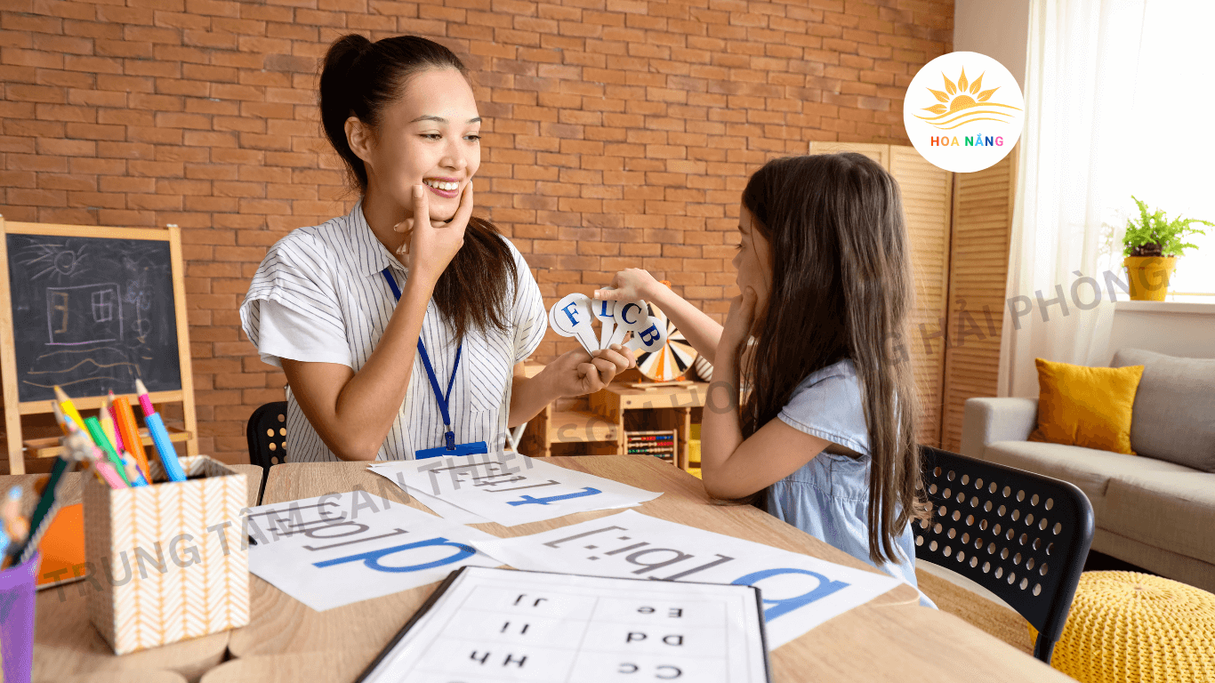 Hình ảnh học sinh tham gia vào lớp can thiệp sớm cho trẻ tự kỷ tại Trung Tâm Hoa Nắng Hải Phòng.