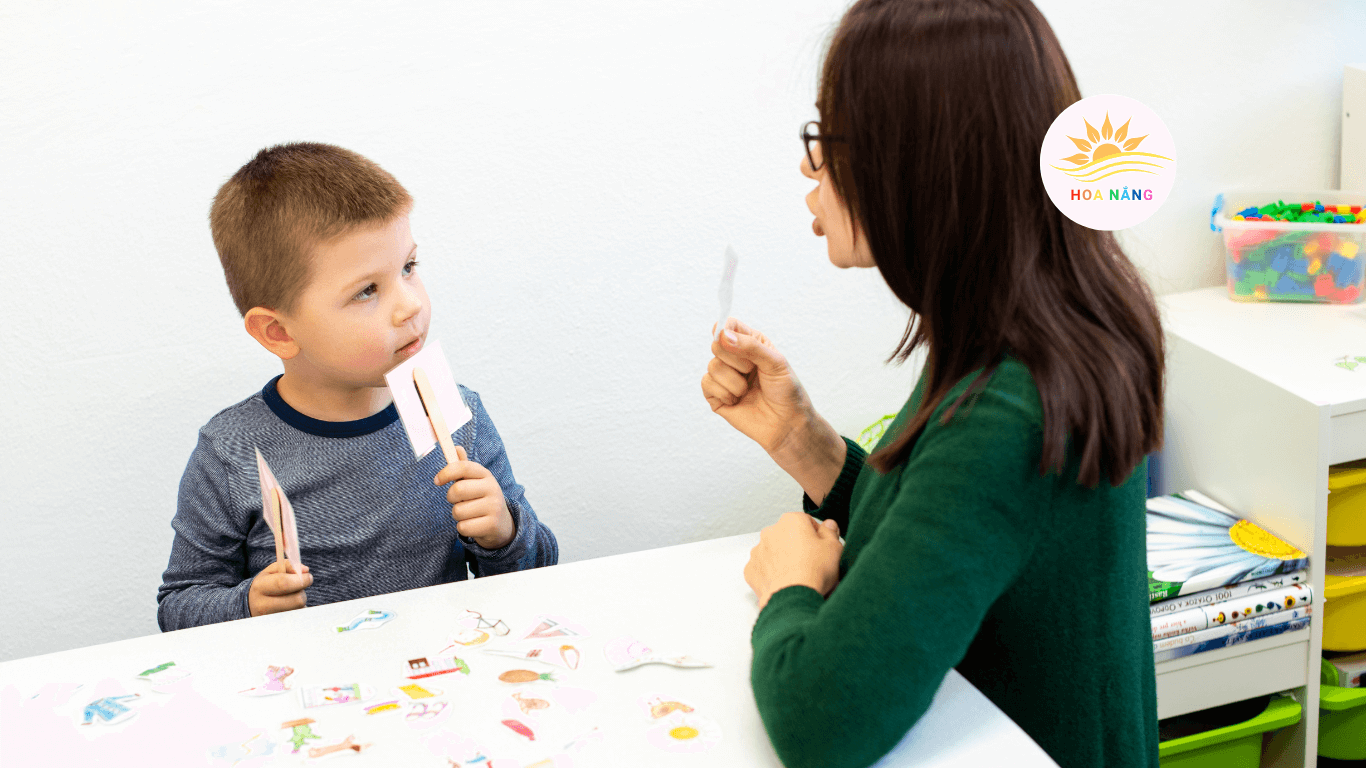 Thạc sĩ Giáo Dục đang khám và đánh giá trẻ chậm nói tại Trung tâm Hoa Nắng Hải Phòng