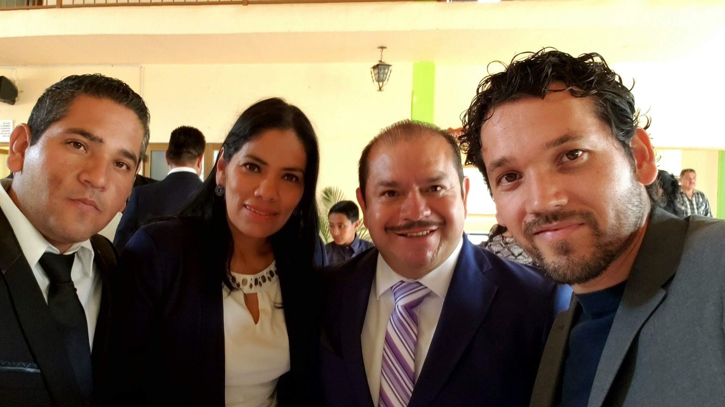 Joan Méndez y tres personas en una presentación de proyectos de negocios