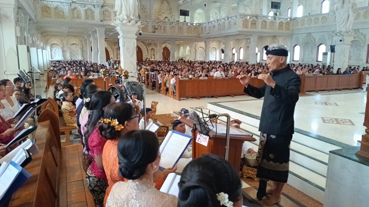 Koor Paroki Tuka di Paroki Roh Kudus Katedral Denpasar. I Gusti Ngurah Kumara