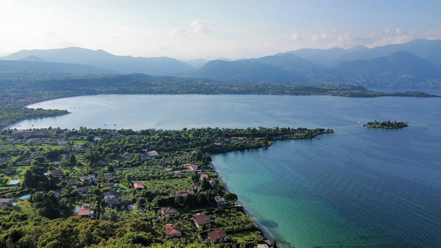 manerba del garda vista dal drone - foto per affitti brevi