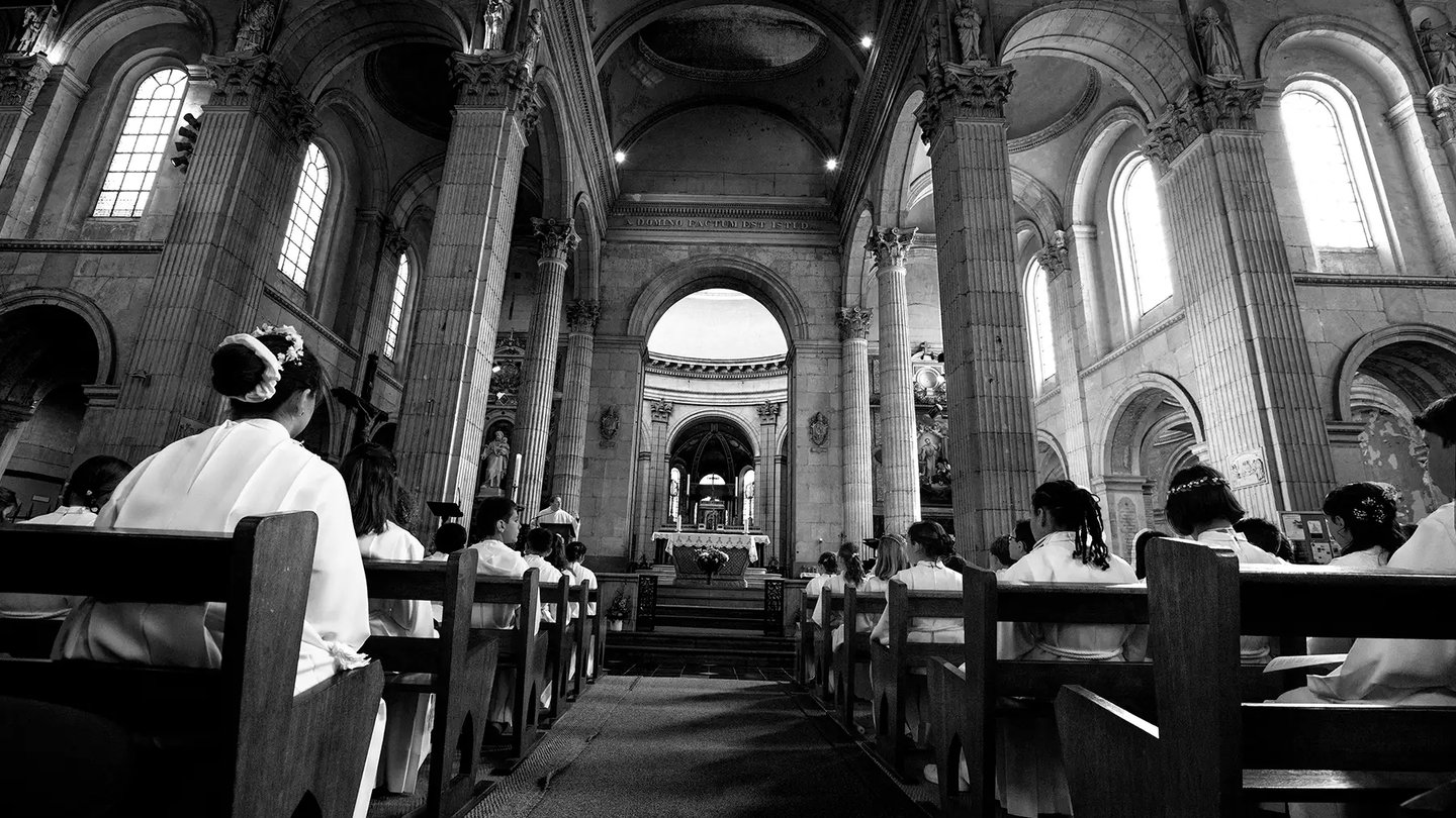 reportage-communion-majestueuse-vue-du-coeur-cathedrale-boulogne-sur-mer-florent-photographe-lumbres-saint-omer-lille-le-touq