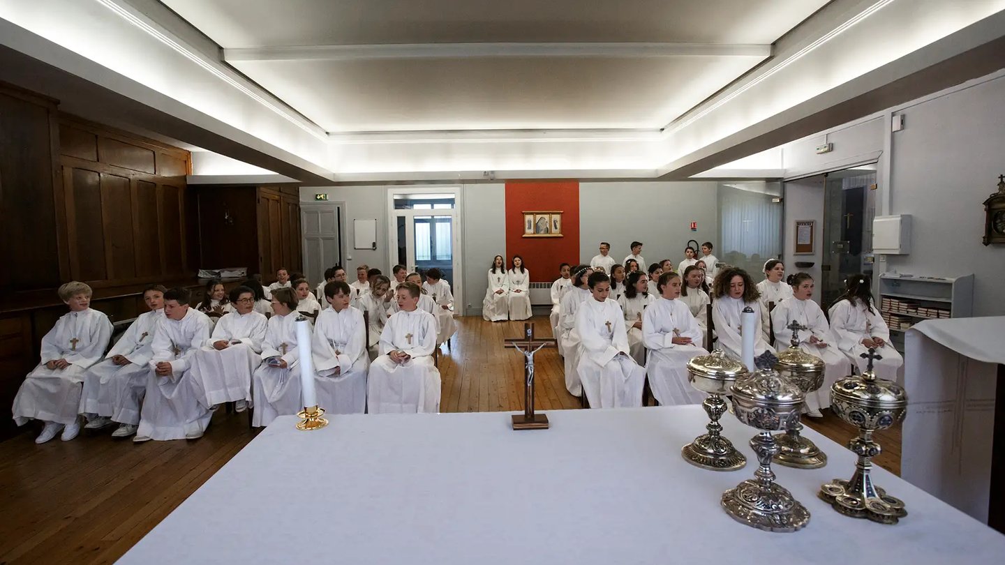 reportage-photo-communion-preparation-refectoir-superbe-cathedrale-boulogne-sur-mer-florent-photographe-lumbres-saint-omer-li