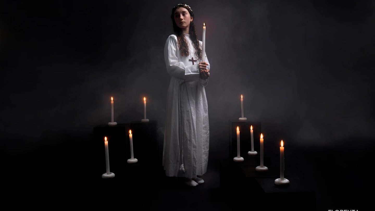 lumbres-saint-omer communion-studio-magique-avec-bougie-fumée-sur-fond-noir-florent-studio-photographenie-boulogne-sur-mer