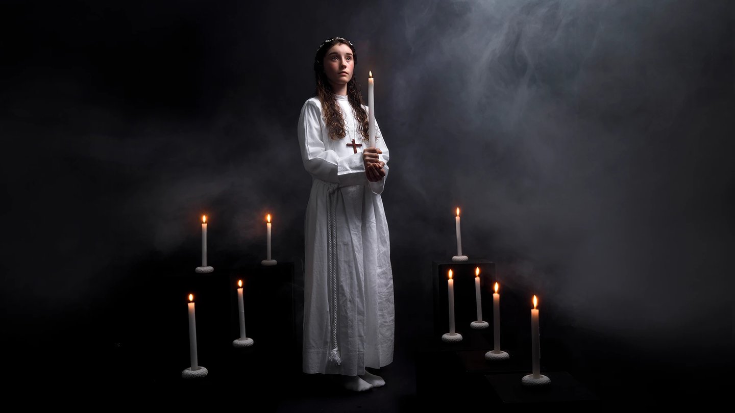 lumbres-saint-omer seance-communion-studio-splendide-avec-bougie-fumee-sur-fond-noir-florent-studio-photographe-fanie-boulogn