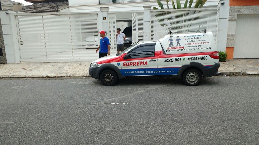 carro da empresa de desentupimento