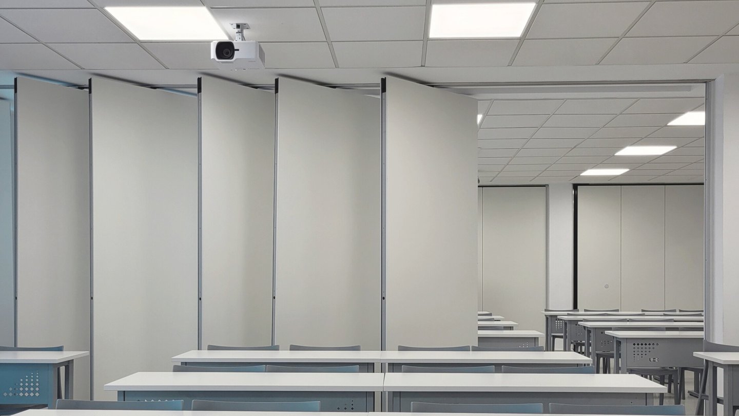 sistema de paneles moviles acusticos semi cerrados dividiendo un aula de una universidad