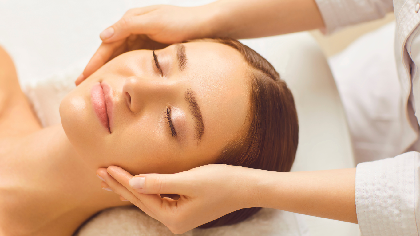 Une femme détendue se faisant un soin bien être