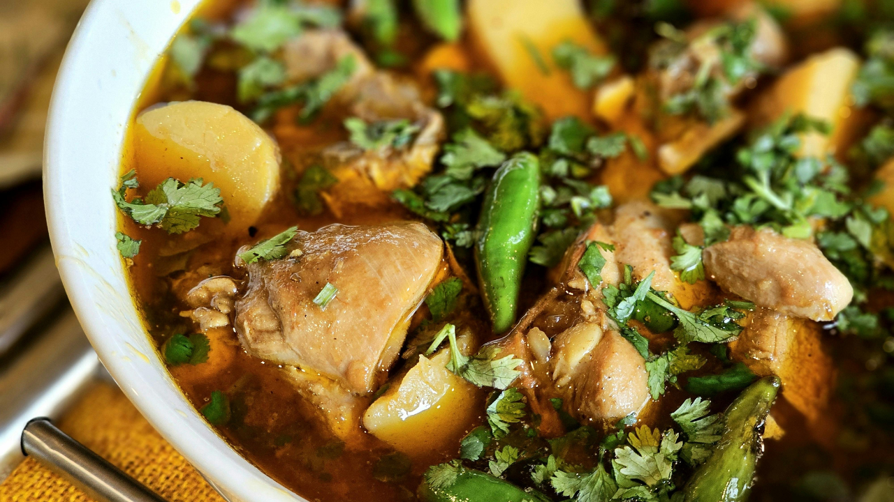 plat chaud et réconfortant, soupe de légumes, bouillon