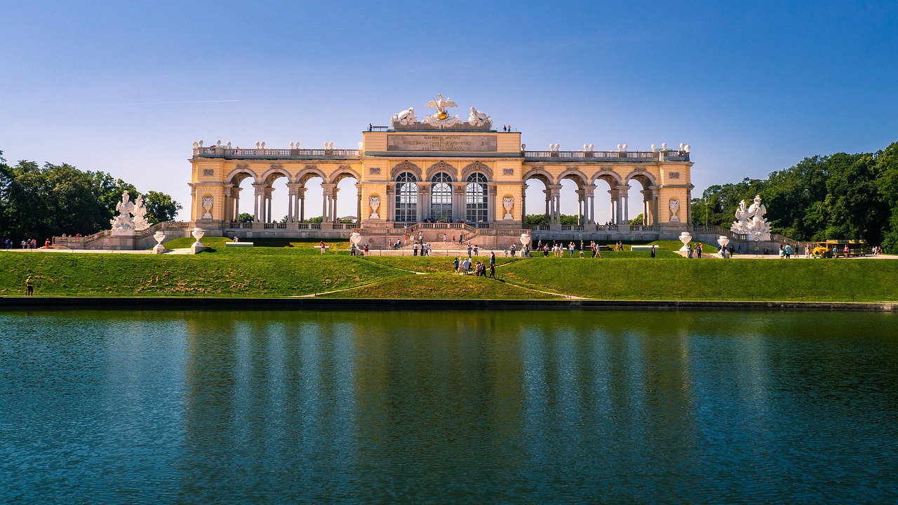 Glorieta del Palacio de Schönbrunn en Viena reflejada en el estanque durante un día soleado
