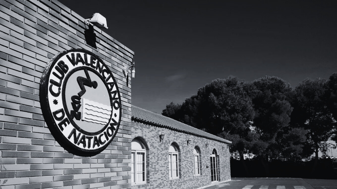 Imagen de la entrada del club valenciano de natación