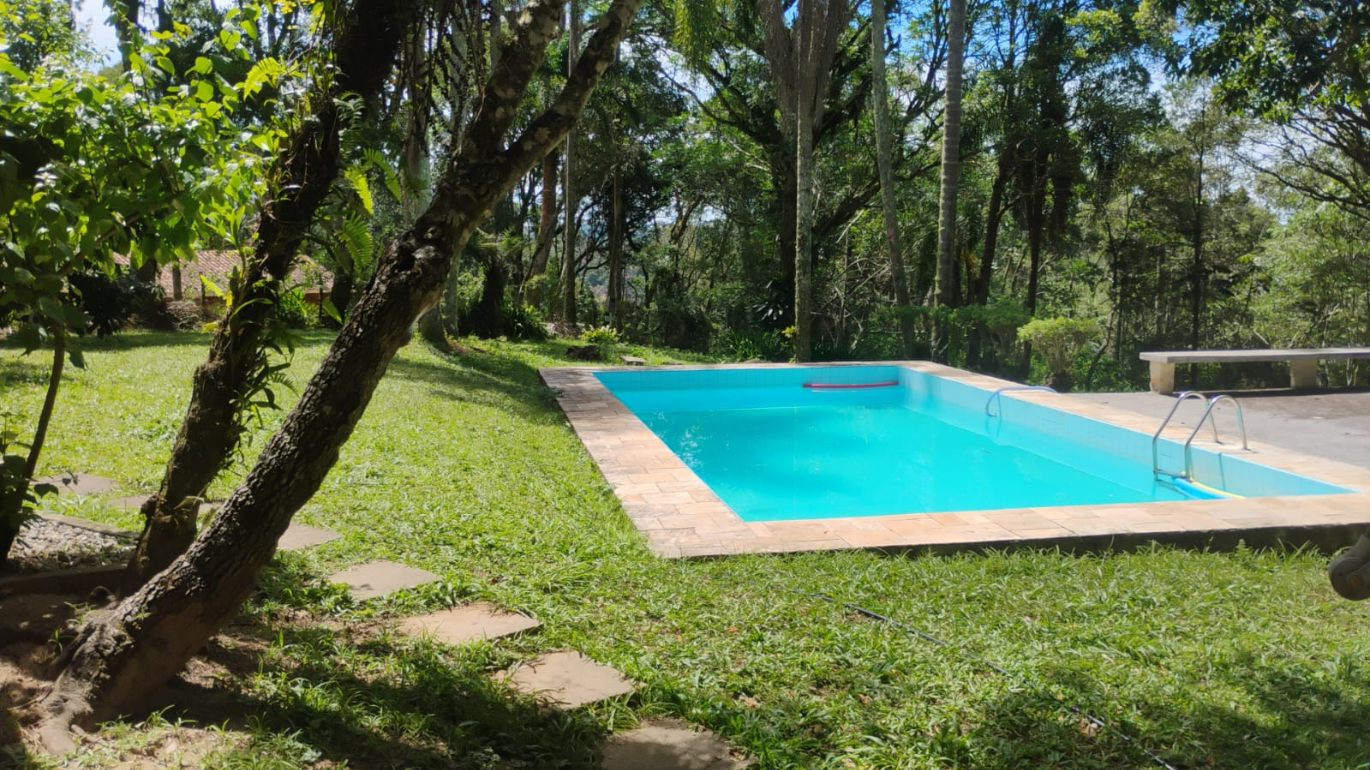 Piscina integrada à Mata atlântica, amplo gramado no Refúgio Casa das Chaves, Itapecerica da Serra.